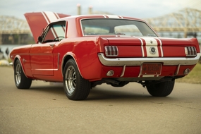 经典红色福特野马汽车图片